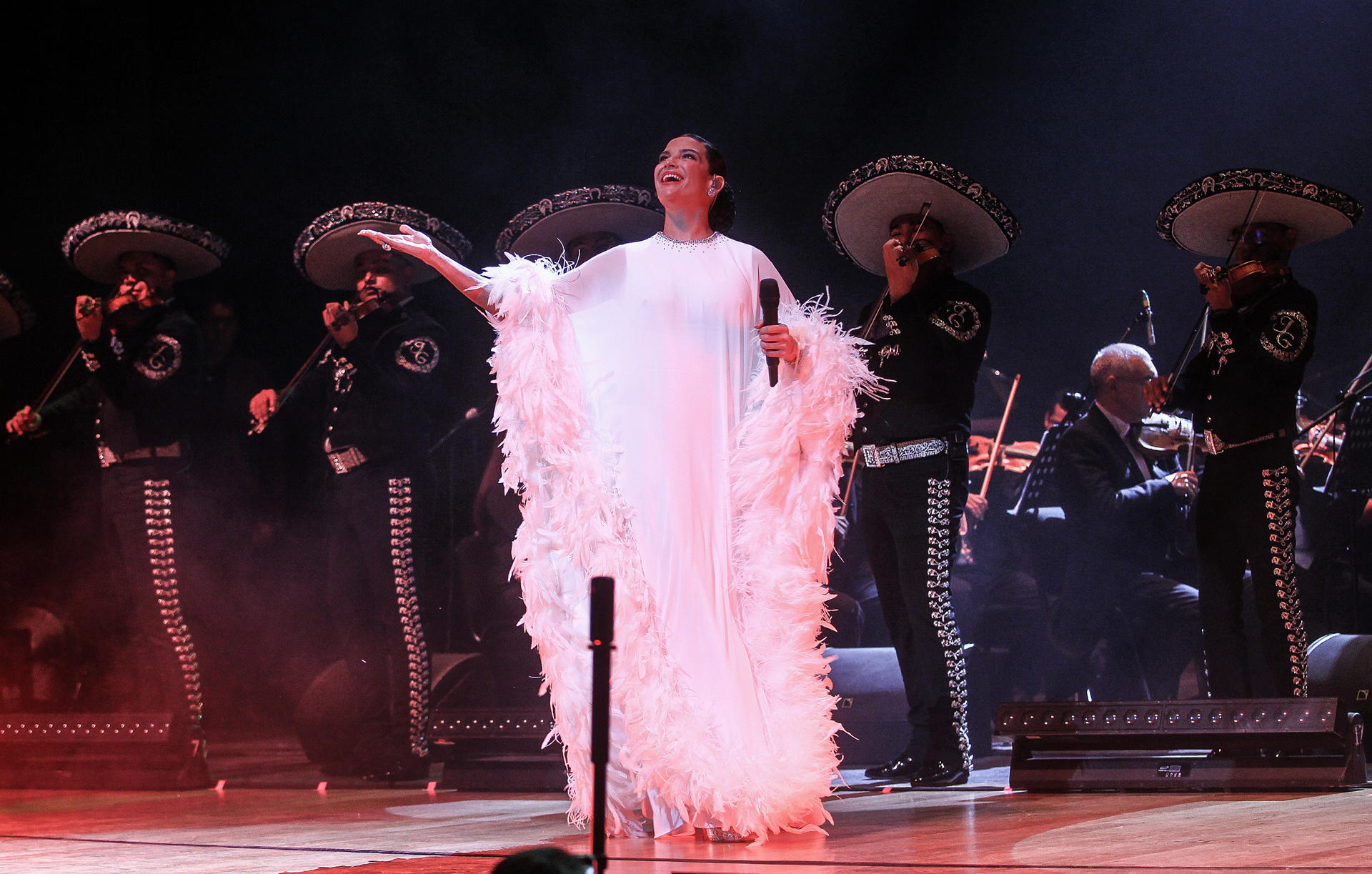 La cantante española Natalia Jiménez se presenta durante un concierto, el 27 de agosto de 2024, en el Teatro Bicentenario de la ciudad de León, en Guanajuato (México).EFE/Luis Ramírez
