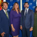 Fotografía cedida por el Miami Dade College (MDC) que muestra desde la izquierda, al presidente de Academica Spain, José Luis Martínez de Urbina; la presidenta de MDC, Madeleine Pumariega; el secretario de Educación de Florida, Manny Diaz Jr., y la presidenta de Polk State College, Angela Falconetti posando al final de la firma de un acuerdo estudiantil, este viernes en Miami (Estados Unidos). EFE/ Miami Dade College /SOLO USO EDITORIAL/SOLO DISPONIBLE PARA ILUSTRAR LA NOTICIA QUE ACOMPAÑA (CRÉDITO OBLIGATORIO) NO VENTAS