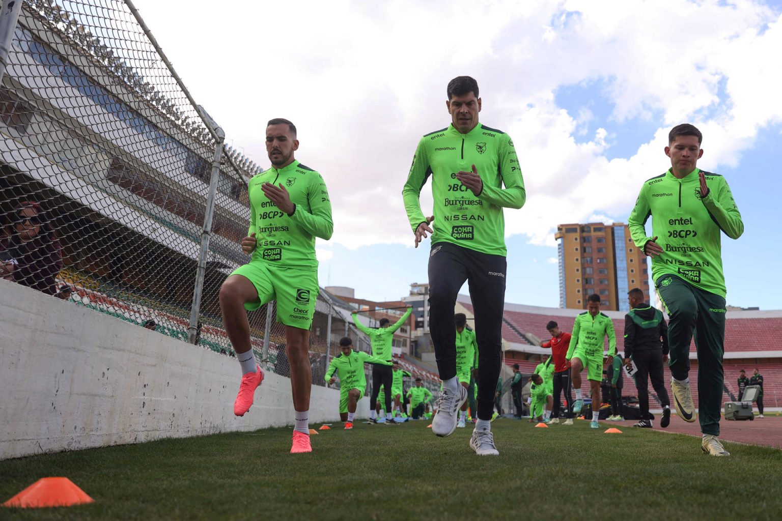 Jugadores de la selección boliviana de fútbol fueron registrados este lunes, 26 de agosto, durante un entrenamiento, en el estadio Hernando Siles en La Paz (Bolivia). Bolivia se prepara para enfrentar a Venezuela por las eliminatorias al Mundial FIFA de 2026. EFE/Luis Gandarillas