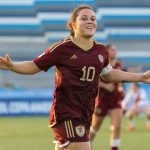 Fotografía de archivo, tomada el pasado 29 de abril, en la que se registró a Marianyela Jiménez, de Venezuela, al celebrar un gol que le anotó a Perú, durante un partido del Sudamericano Femenino Sub-20, en el estadio Modelo Alberto Spencer de Guayaquil (Ecuador). EFE/Jonathan Miranda