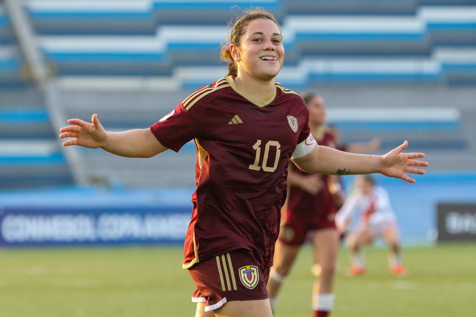 Fotografía de archivo, tomada el pasado 29 de abril, en la que se registró a Marianyela Jiménez, de Venezuela, al celebrar un gol que le anotó a Perú, durante un partido del Sudamericano Femenino Sub-20, en el estadio Modelo Alberto Spencer de Guayaquil (Ecuador). EFE/Jonathan Miranda