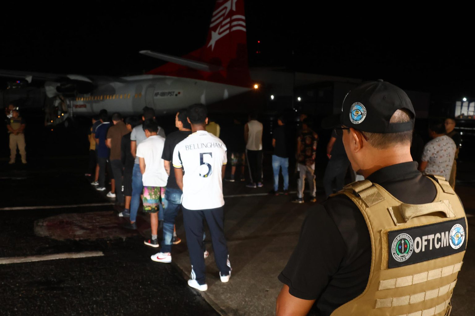 Ciudadanos de nacionalidad ecuatoriana son deportados este jueves desde el Aeropuerto Marcos A. Gelabert, en el lado Pacífico del canal de Panamá (Panamá), con destino a la ciudad portuaria de Manta en Ecuador. EFE/Gabriel Rodríguez