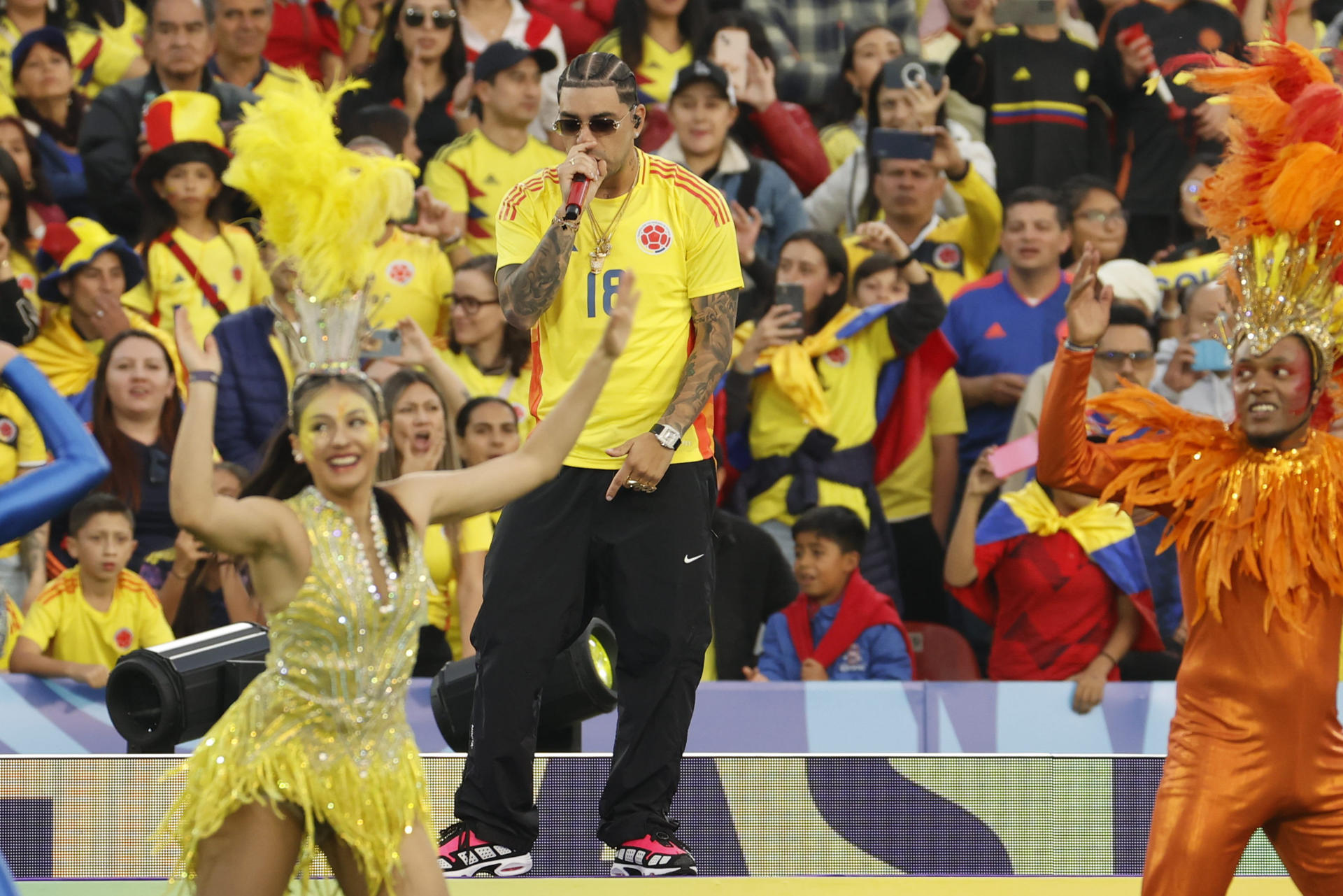 El artista colombiano Ryan Castro (c) se presenta en la inauguración de la Copa Mundial Femenina sub-20. EFE/ Mauricio Dueñas Castañeda
