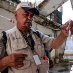 Un trabajador de la Secretaria de Salud (SSa) durante una jornada de prevención de propagación del dengue este miércoles, en Acapulco (México). EFE/ David Guzmán