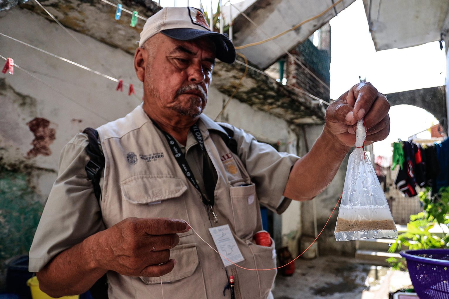 Un trabajador de la Secretaria de Salud (SSa) durante una jornada de prevención de propagación del dengue este miércoles, en Acapulco (México). EFE/ David Guzmán