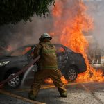 Un bombero apaga un carro en llamas este viernes, en Ayotzinapa (México). EFE/José Luis de la Cruz