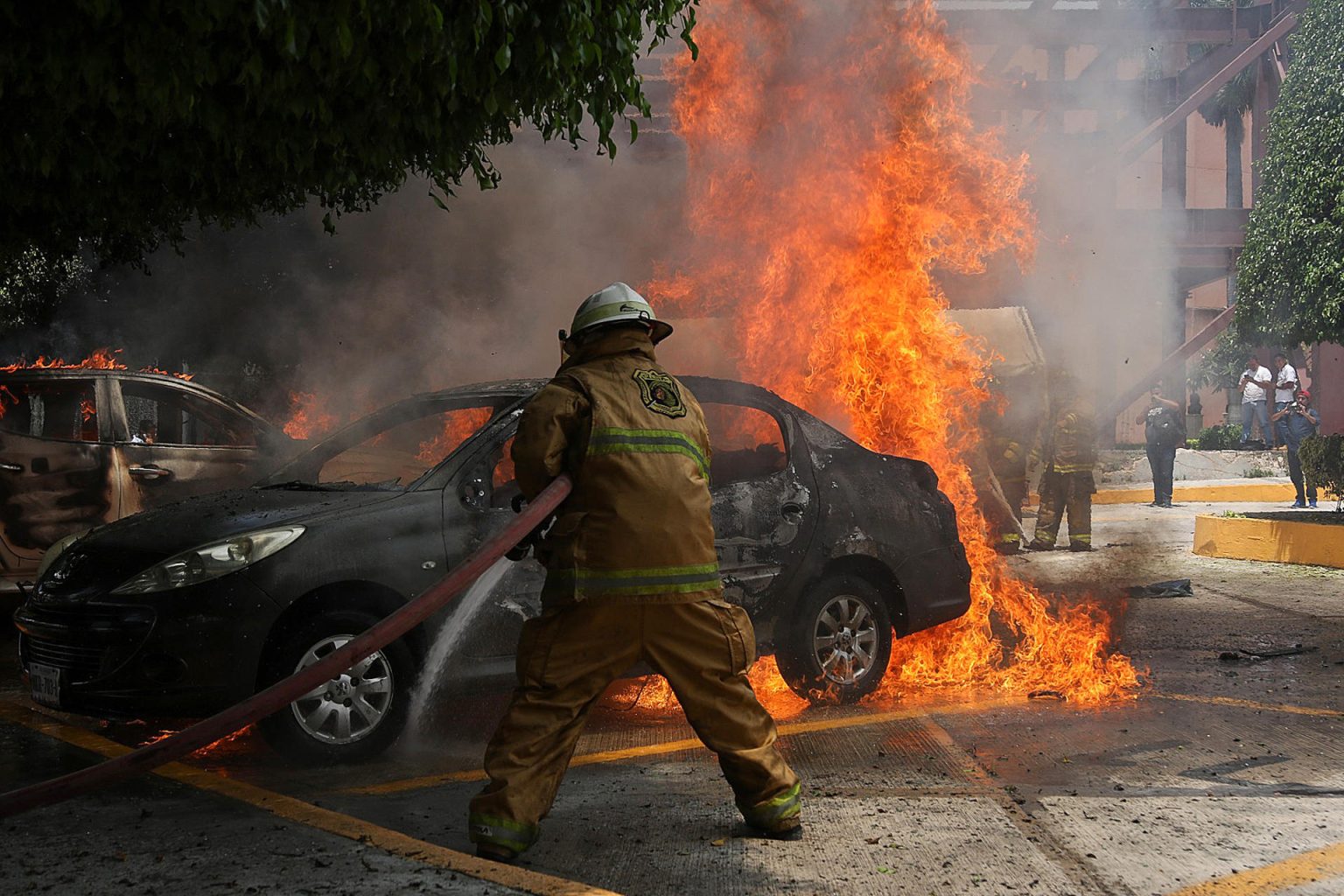 Un bombero apaga un carro en llamas este viernes, en Ayotzinapa (México). EFE/José Luis de la Cruz