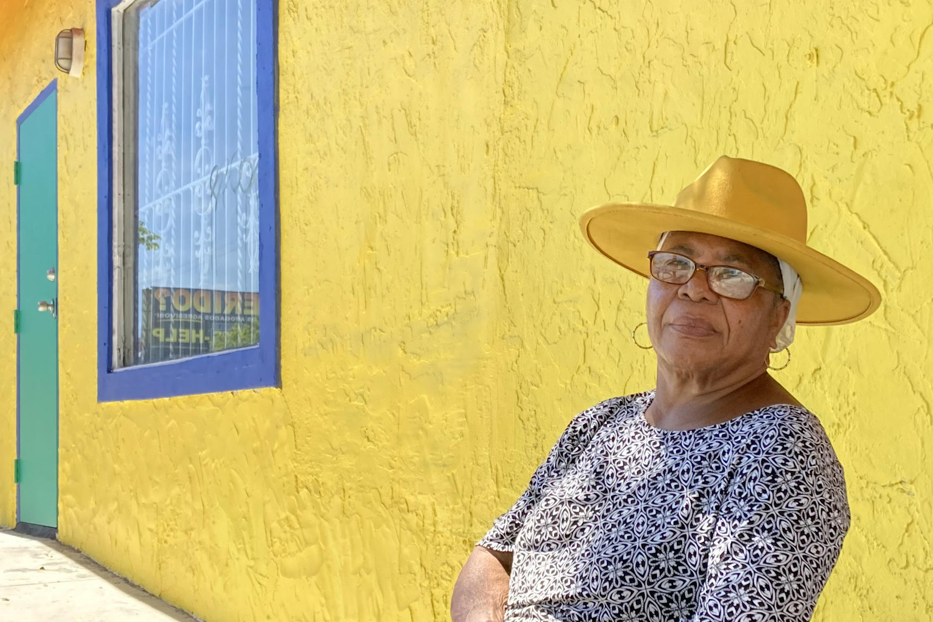 La haitiana Yolande Fertil, de 75 años posa sentada al frente a una colorida vivienda en el barrio la Pequeña Haití este viernes en Miami  (EE.UU.). EFE/ Ivonne Malaver
