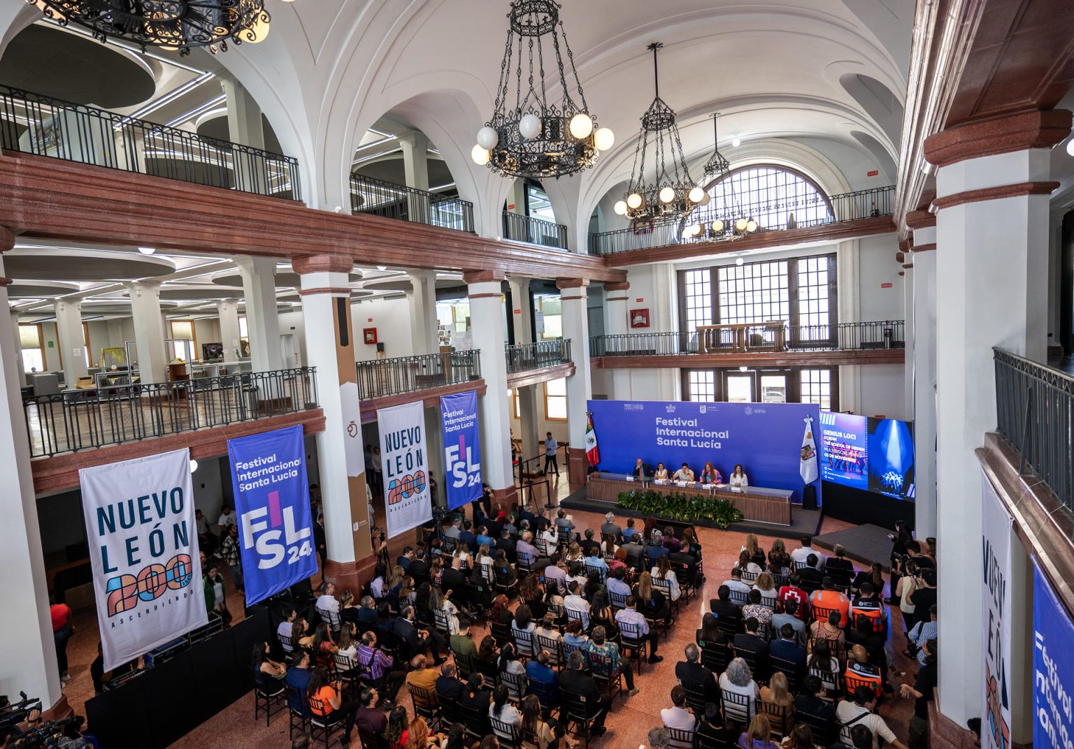 Fotografía que muestra a asistentes durante la presentación de la agenda de Festival Internacional Santa Lucía, este lunes en la ciudad de Monterrey (México). EFE/Miguel Sierra