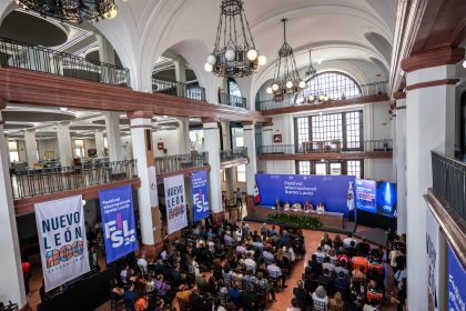 Fotografía que muestra a asistentes durante la presentación de la agenda de Festival Internacional Santa Lucía, este lunes en la ciudad de Monterrey (México). EFE/Miguel Sierra