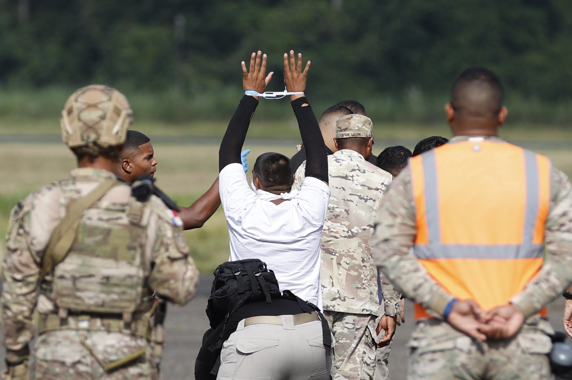 Integrantes del Servicio Nacional Aeronaval de Panamá (Senan) requisan a un ciudadano indio antes de subir a un avión parte de un plan de deportación de extranjeros ilegales este viernes, en la Base Aérea del Senan Teniente Octavio Rodríguez Garrido, ubicada en Howard a unos 13 km de Ciudad de Panama (Panamá). EFE/ Bienvenido Velasco
