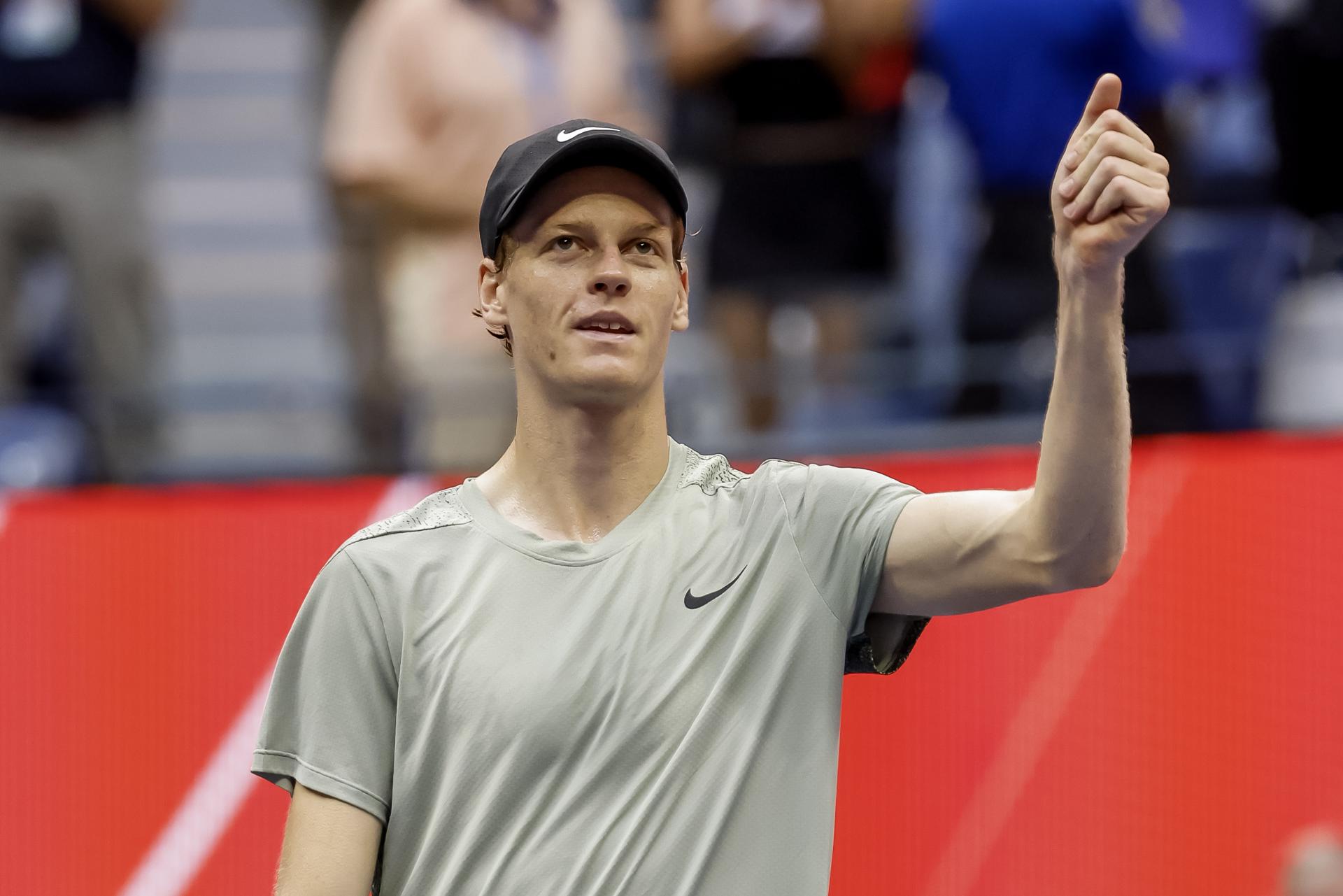 El tenista italiano Jannik Sinner fue registrado este viernes, 6 de septiembre, al celebrar su victoria sobre el británico Jack Draper, al final de una de las semifinales del Abierto de Estados Unidos, en el estadio Arthur Ashe del complejo USTA Billie Jean King National Tennis Center, en Flushing Meadows (Nueva York, EE.UU.). EFE/CJ Gunther
