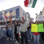 Personas se manifiestan a las afuera de las instalaciones del Congreso del Estado este miércoles, en la ciudad de Puebla (México). EFE/ Hilda Ríos