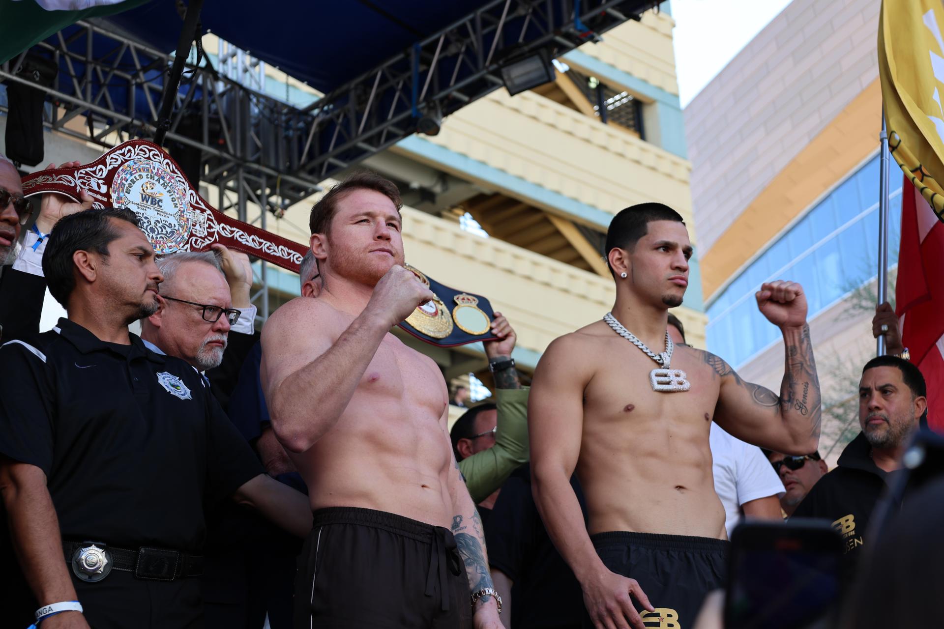 El mexicano Saúl ‘Canelo’ Álvarez (i) y el puertorriqueño Edgar Berlanga (d) posan durante la ceremonia de pesaje este viernes, a las afueras del T-Mobile Arena en Las Vegas, Nevada (EE. UU). EFE/ Octavio Guzmán
