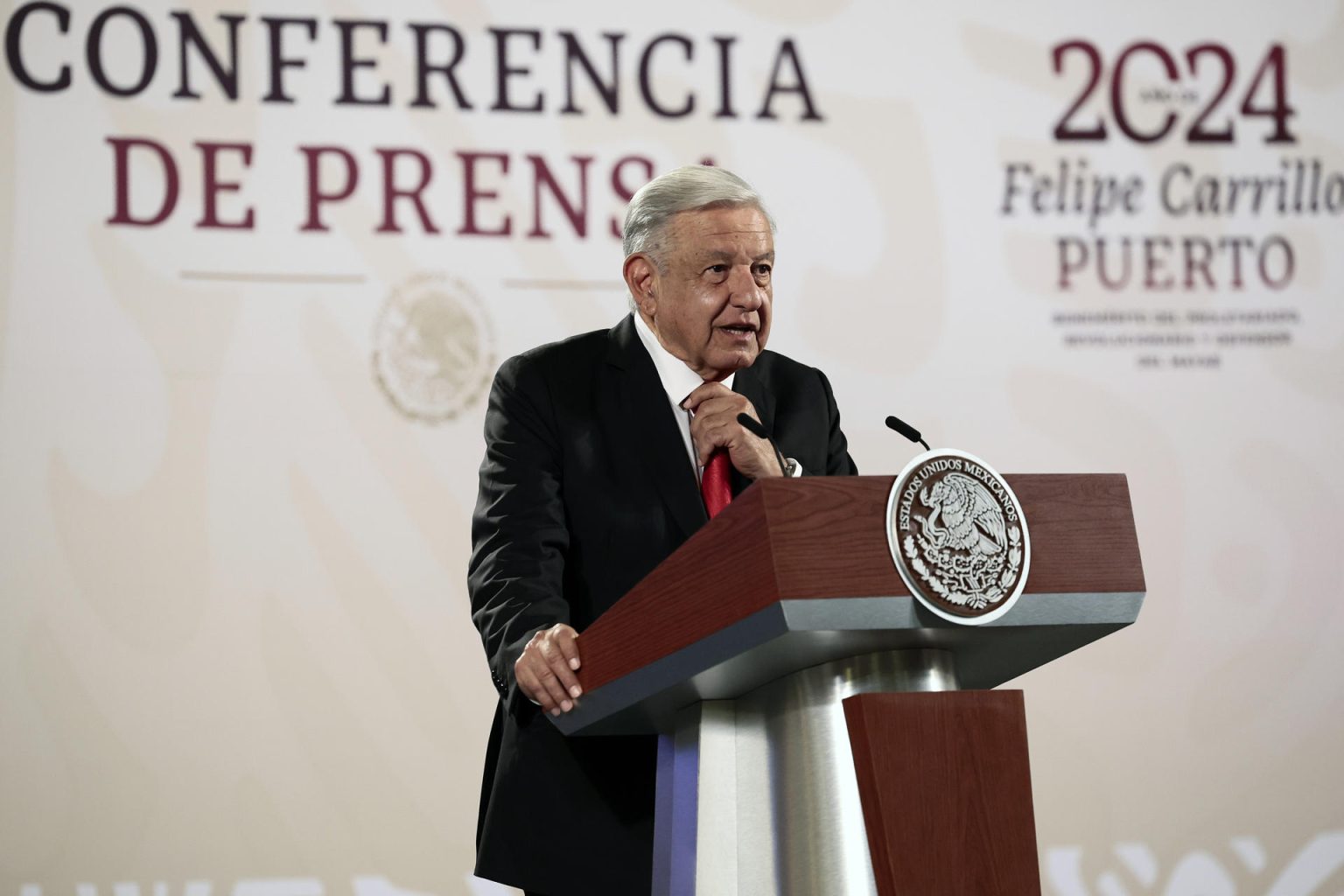 El presidente de México, Andrés Manuel López Obrador, participa durante su conferencia de prensa matutina este miércoles en Palacio Nacional de Ciudad de México (México). EFE/ José Méndez