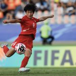 Hyang Sin de Corea del Norte marca un gol en un partido de los octavos de final de la Copa Mundial Femenina sub-20.  EFE/ Luis Eduardo Noriega Arboleda