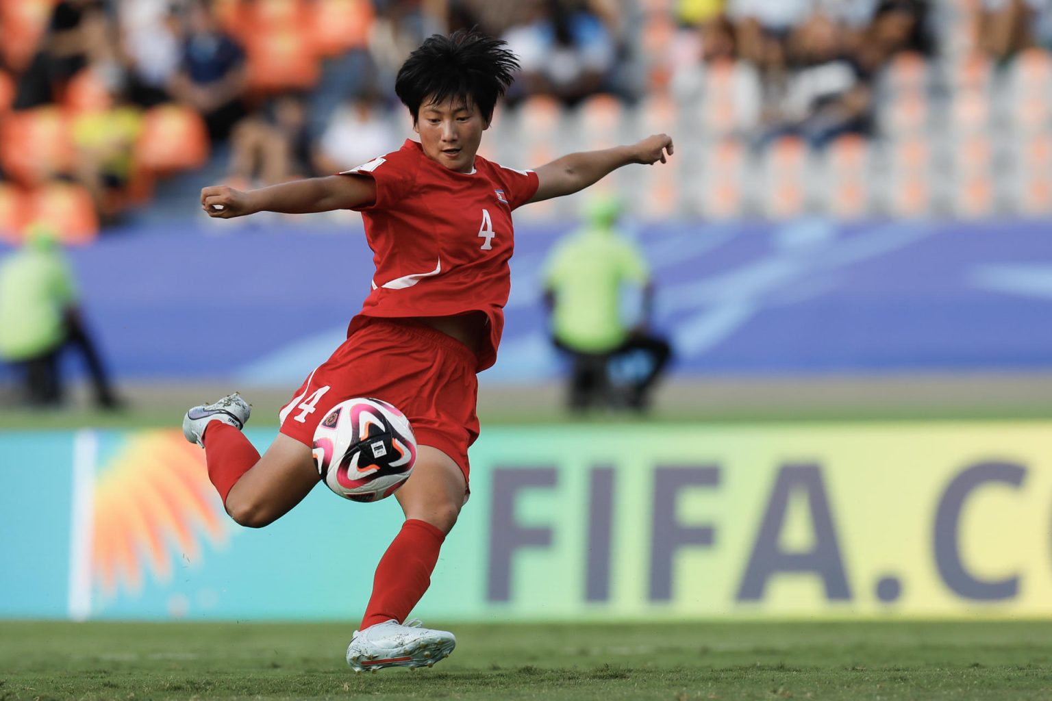 Hyang Sin de Corea del Norte marca un gol en un partido de los octavos de final de la Copa Mundial Femenina sub-20.  EFE/ Luis Eduardo Noriega Arboleda