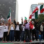 Trabajadores del poder judicial de la federación protestan este miércoles, en los alrededores del Senado de la República, en Ciudad de México (México). EFE/ Sáshenka Gutiérrez