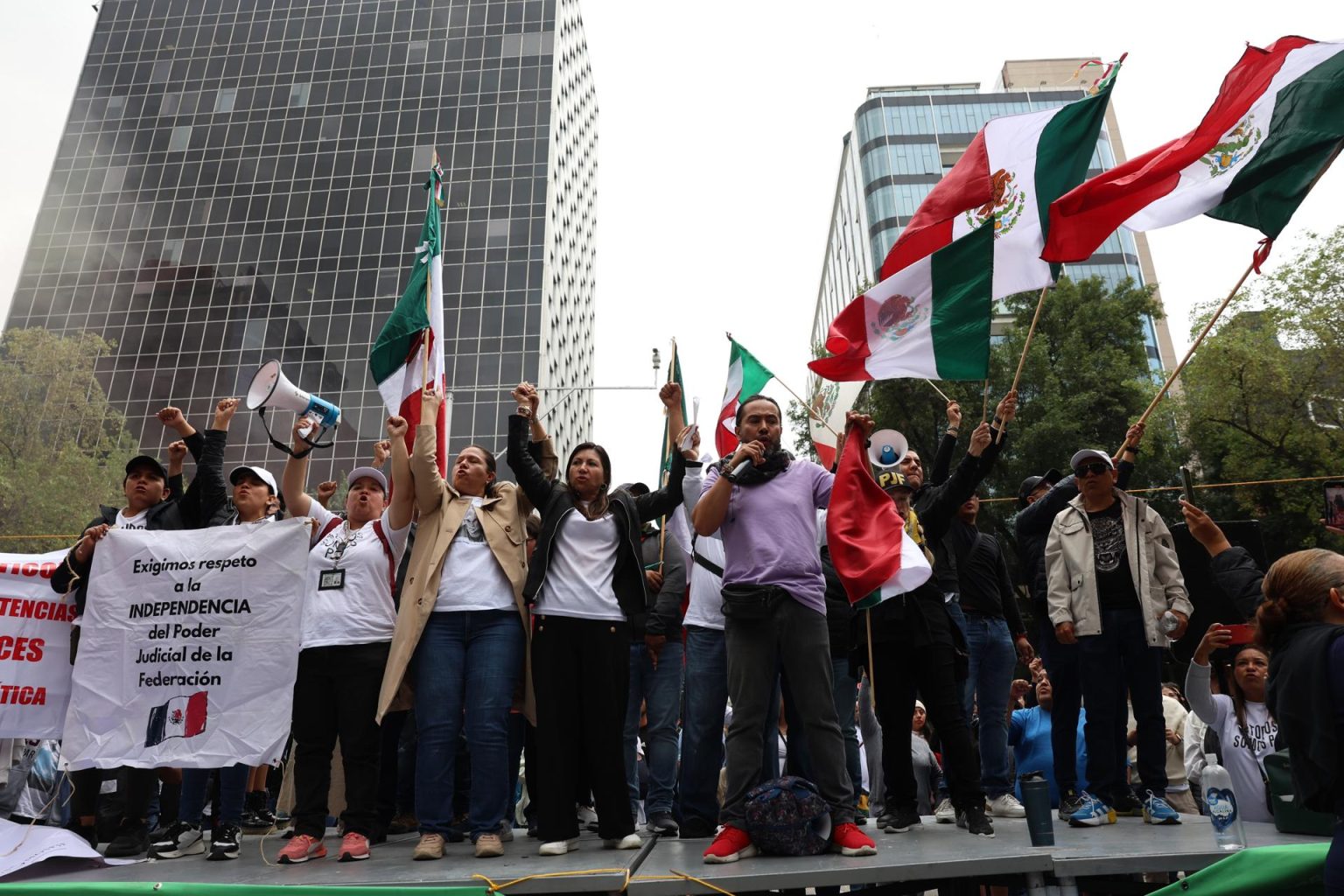 Trabajadores del poder judicial de la federación protestan este miércoles, en los alrededores del Senado de la República, en Ciudad de México (México). EFE/ Sáshenka Gutiérrez