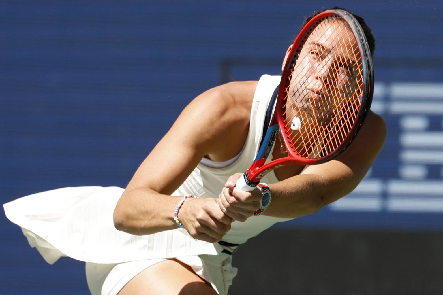 La estadounidense Emma Navarro avanzó este martes a las semifinales del Abierto de Estados Unidos. EFE/EPA/JOHN G. MABANGLO