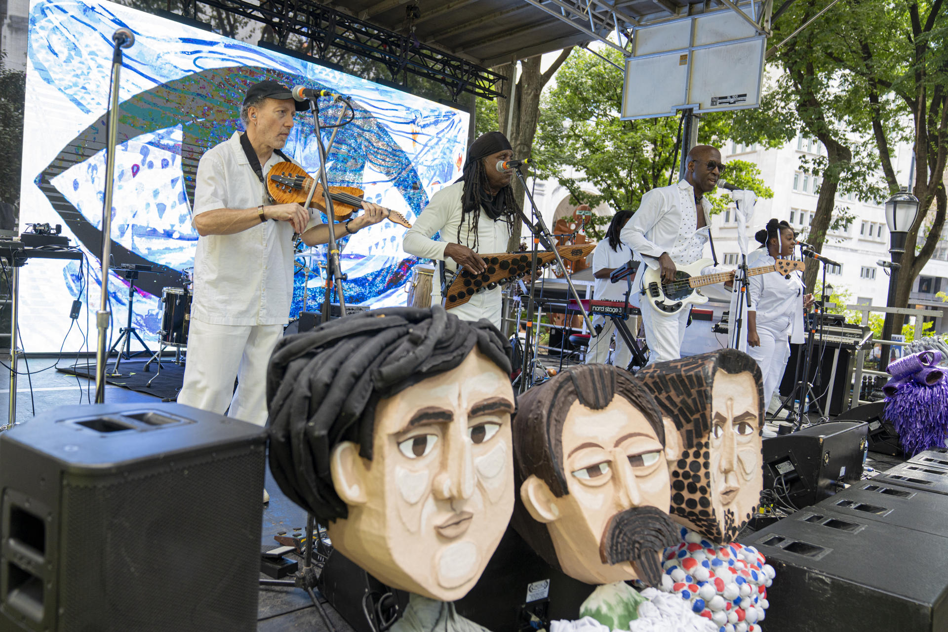 Una banda de Jazz afrocubana participa en la "procesión de ángeles", este viernes, en la plaza del Madison Square Park, en Nueva York (Estados Unidos). EFE/ Ángel Colmenares
