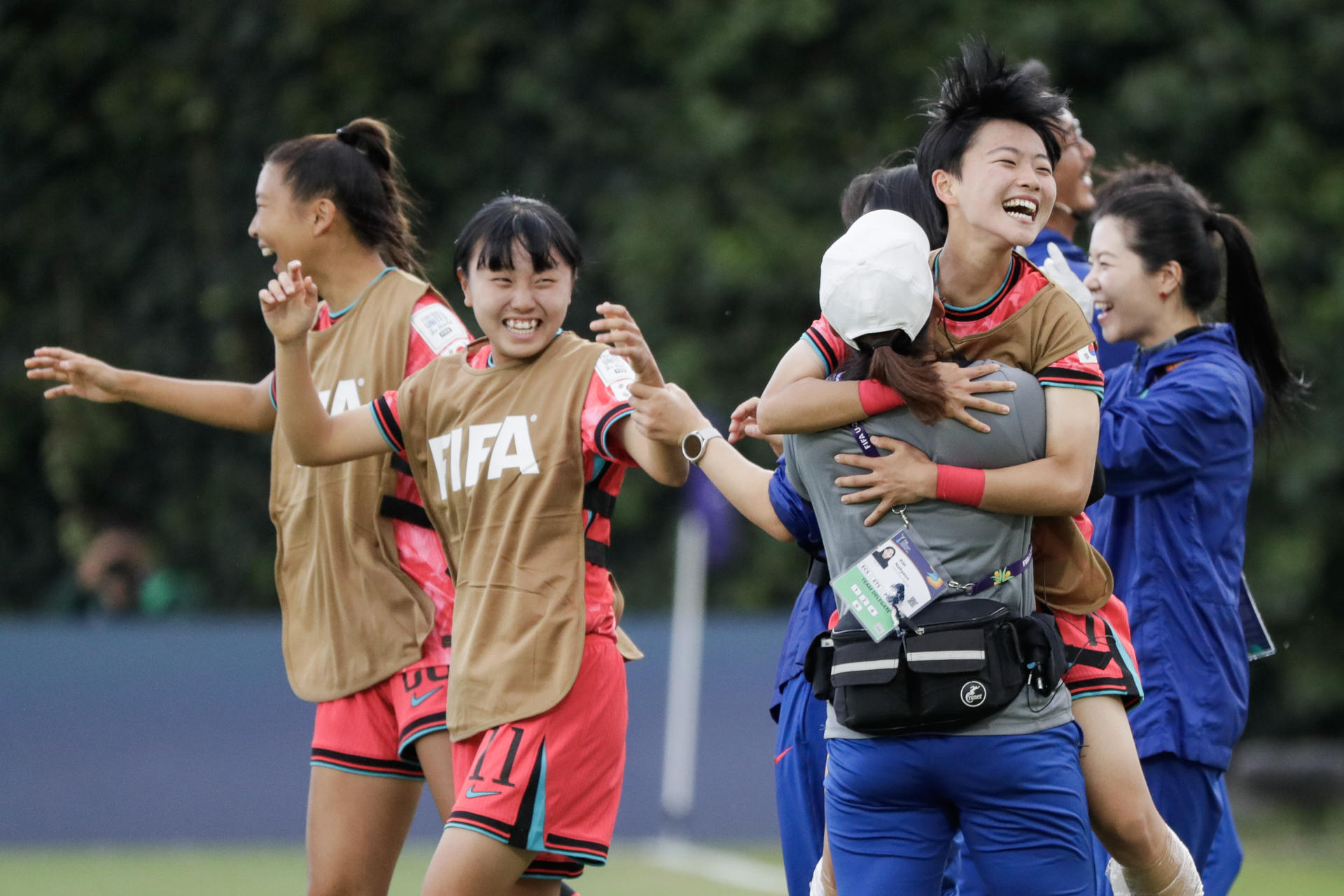 Jugadoras de Corea del Sur celebran al final de un partido del grupo D de la Copa Mundial Femenina sub-20. EFE/ Carlos Ortega
