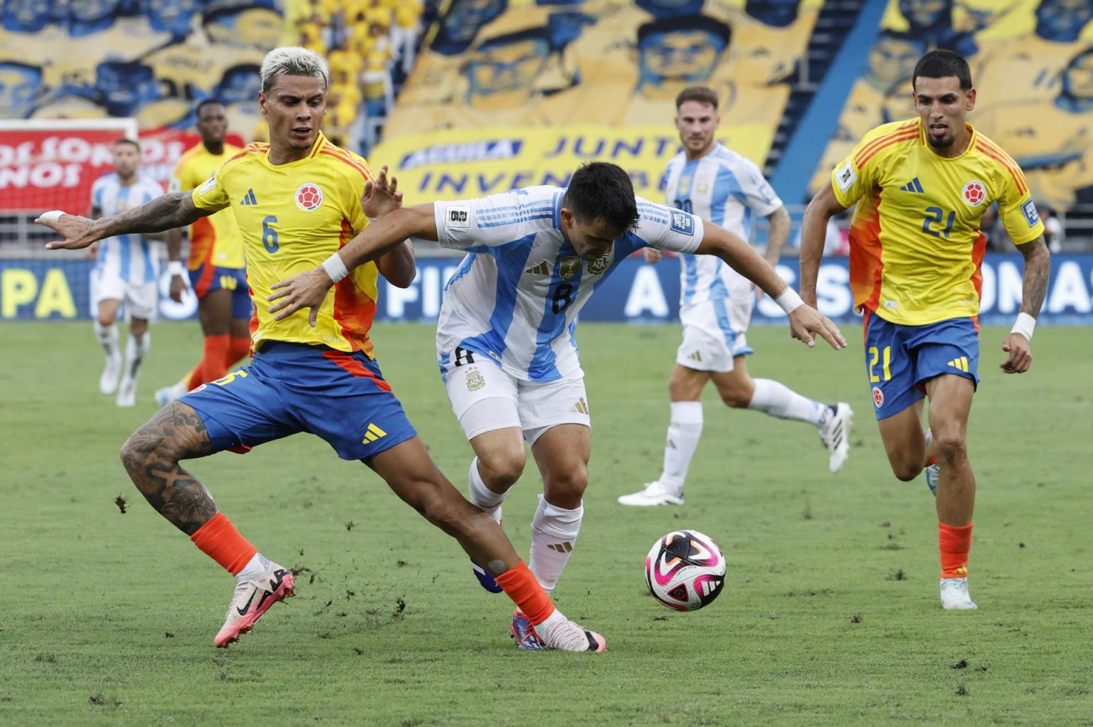 Richard Ríos (i) de Colombia disputan el balón con de Marcos Acuña (c) de Argentina en un partido de las eliminatorias sudamericanas para el Mundial de 2026. EFE/ Mauricio Dueñas Castañeda