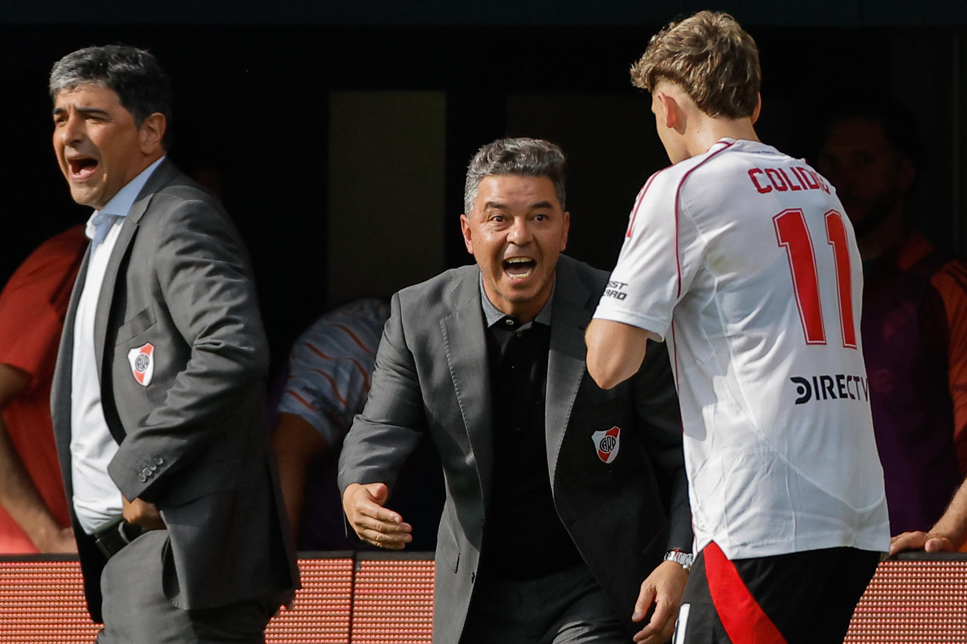 El entrenador Marcelo Gallardo (c) de River celebran un gol en un partido de la fecha 15 de la Primera División entre Boca Juniors y River Plate. EFE/ Juan Ignacio Roncoroni
