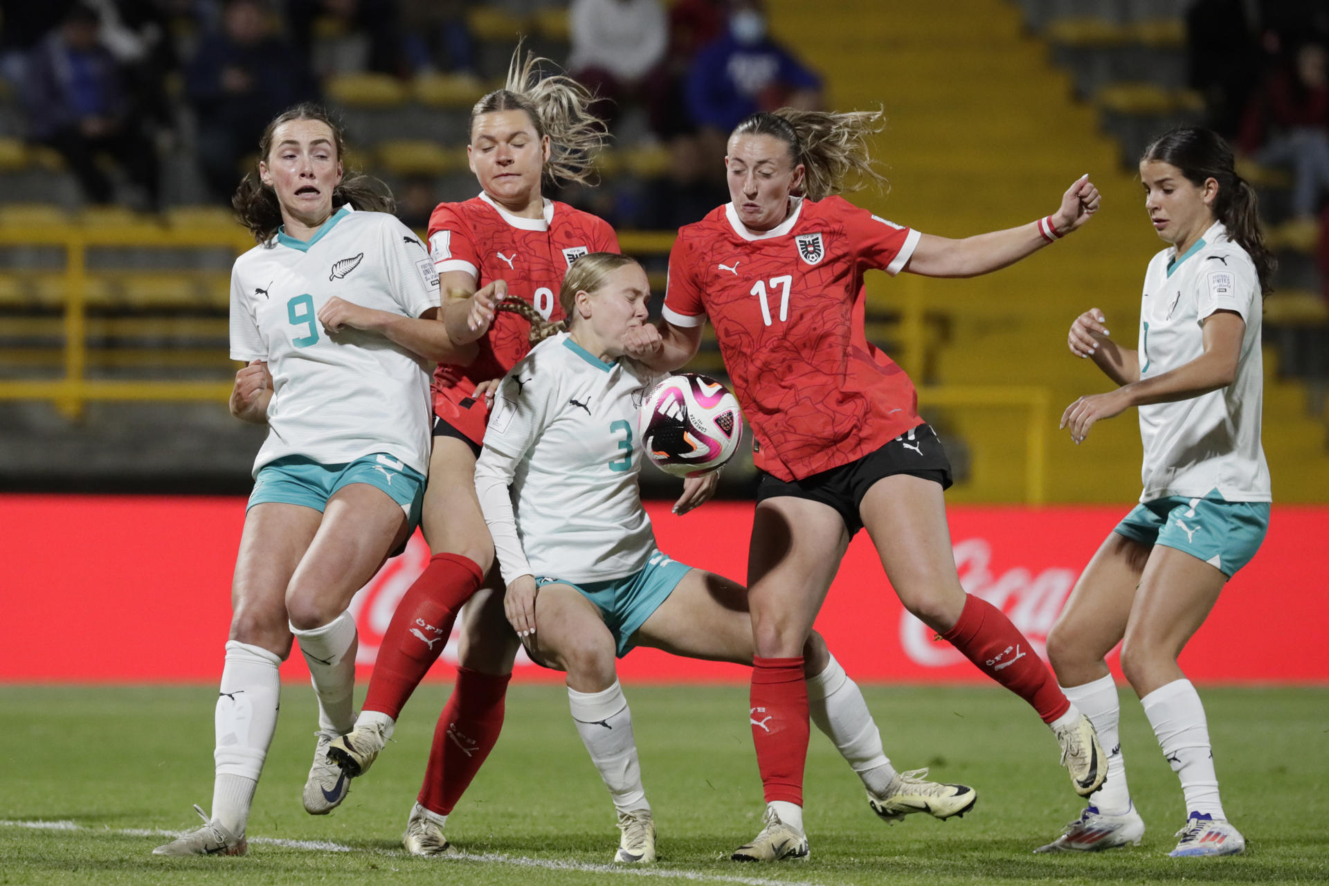 Laura Spinn (2-d) de Austria disputa un balón con Ella Rose McMillan (c) de Nueva Zelanda en un partido del grupo E de la Copa Mundial Femenina sub-20. EFE/ Carlos Ortega
