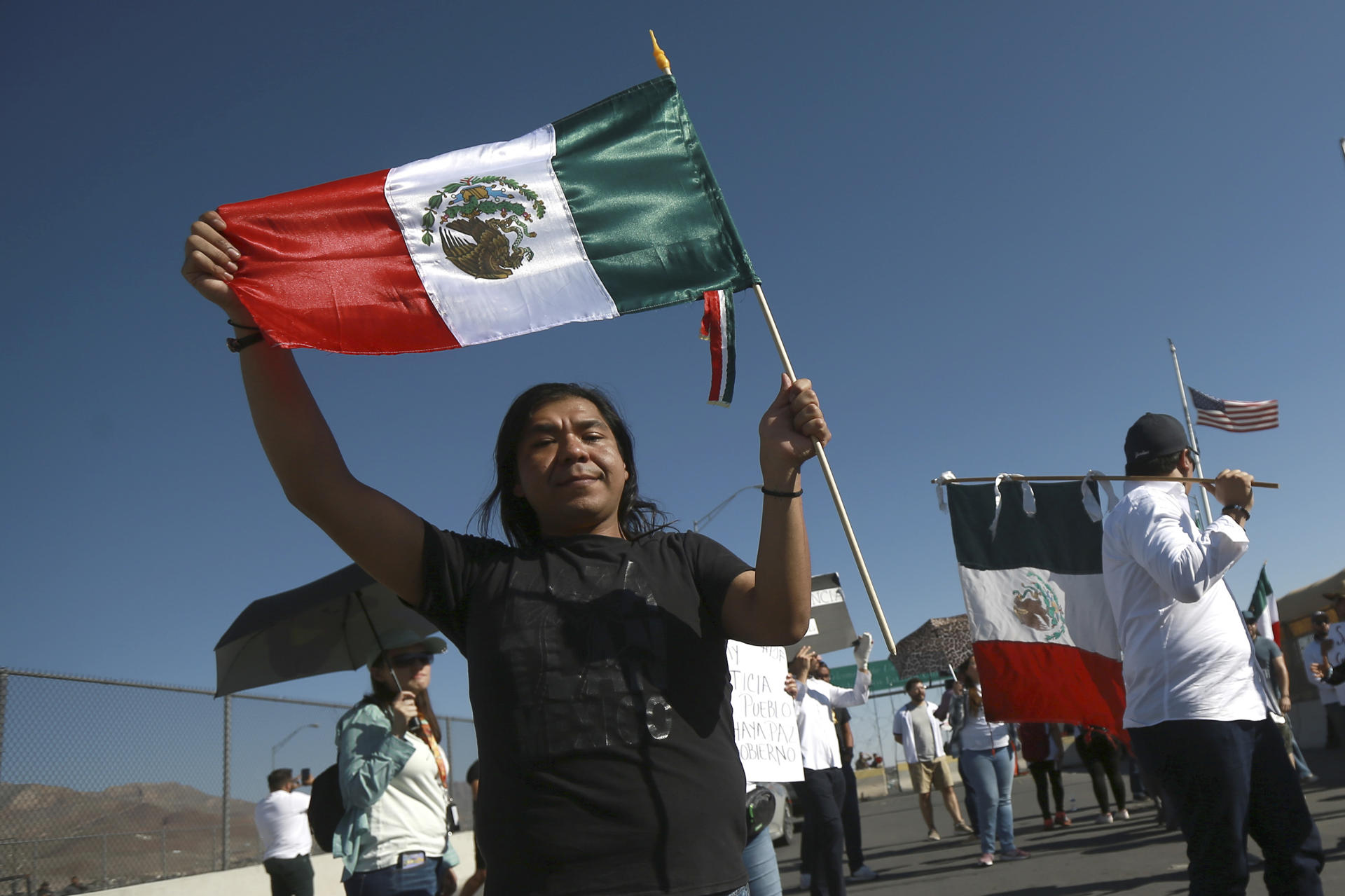 Personal del Poder Judicial de la Federación protesta contra la Reforma Judicial en el Puente Internacional Córdova de las Américas este viernes en Ciudad Juárez (México). EFE/Luis Torres
