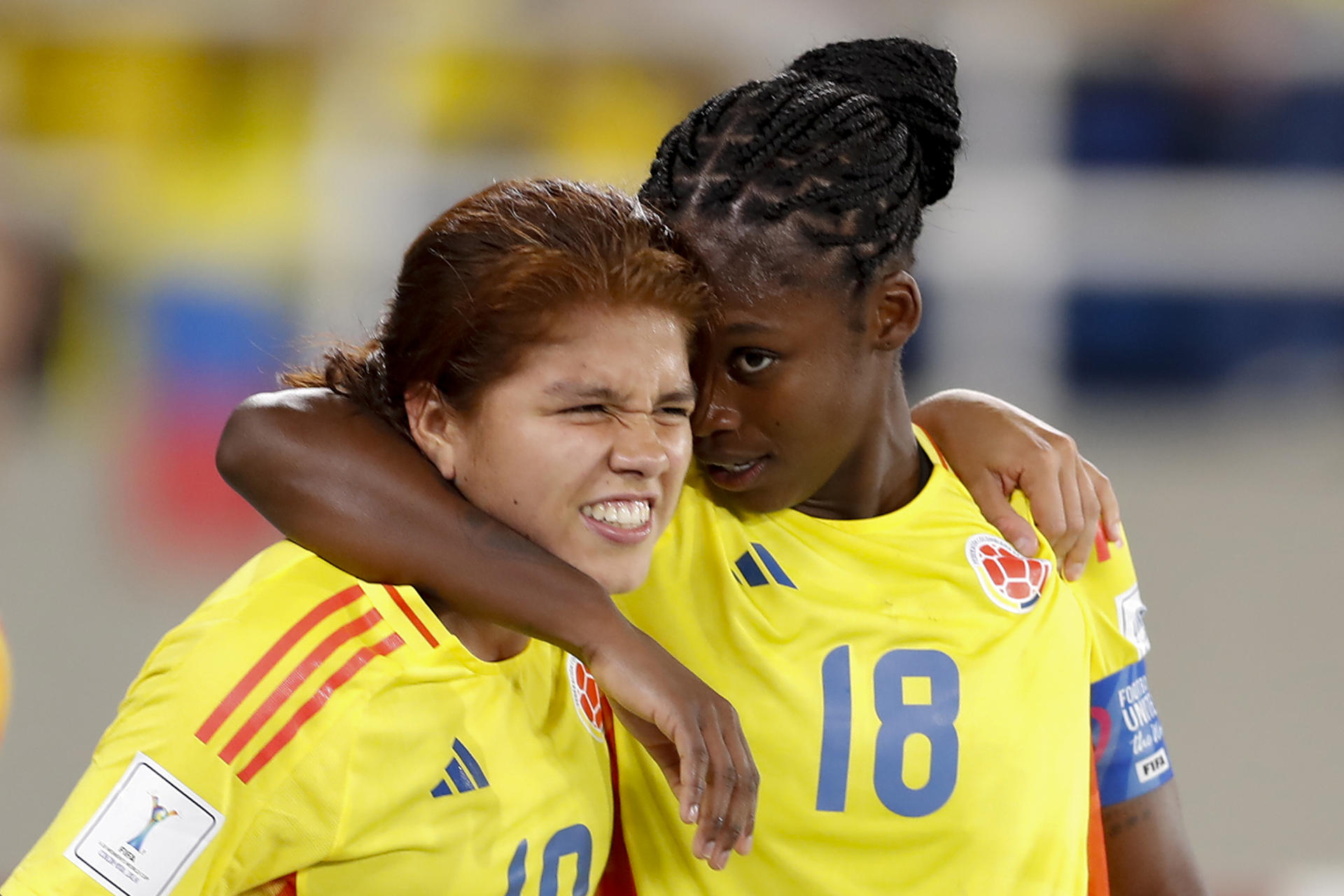 Linda Caicedo (d), delantera y capitana de Colombia, fue registrada este miércoles, 11 de septiembre, al celebrar, con su compañera de selección Gabriela Rodríguez, un gol que le anotó a Corea del Sur, durante un partido de los octavos de final del Mundial FIFA femenino sub-20, en el estadio Pascual Guerrero de Cali (Colombia). EFE/Ernesto Guzmán Jr.
