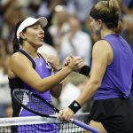 Jessica Pegula saluda al final del partido a la checa Karolina Muchova en la semifinal del US Open. EFE/EPA/JOHN G. MABANGLO