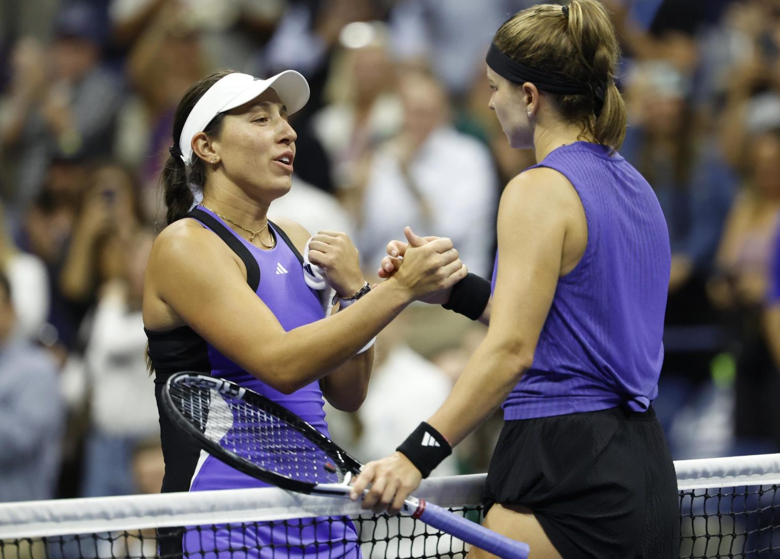 Jessica Pegula saluda al final del partido a la checa Karolina Muchova en la semifinal del US Open. EFE/EPA/JOHN G. MABANGLO