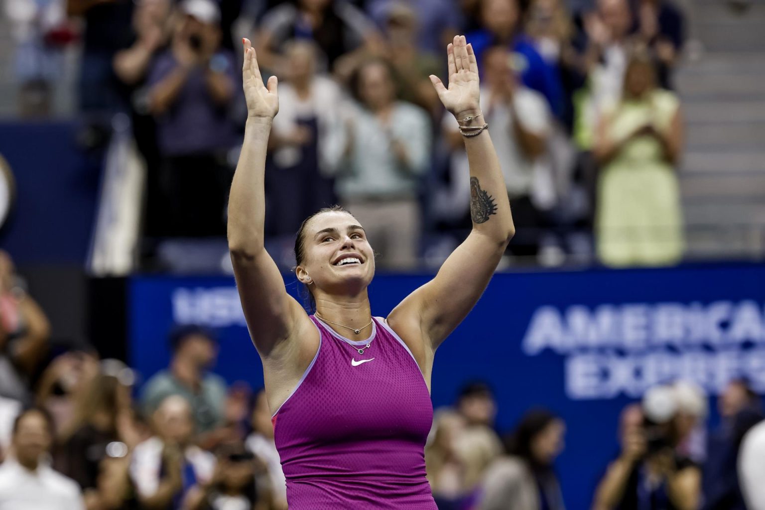 Aryna Sabalenka de Bielorrusia reacciona después de derrotar a Jessica Pegula de los Estados Unidos durante su partido de la final del Campeonato Abierto de Tenis de Estados Unidos. EFE/EPA/JOHN G. MABANGLO