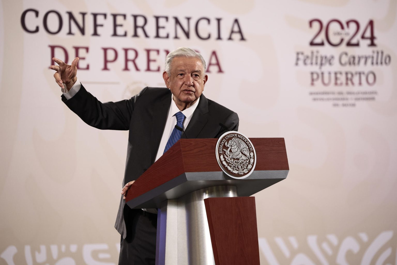 El presidente de México, Andrés Manuel López Obrador, participa durante su conferencia de prensa matutina este viernes en Palacio Nacional de la Ciudad de México (México). EFE/ José Méndez