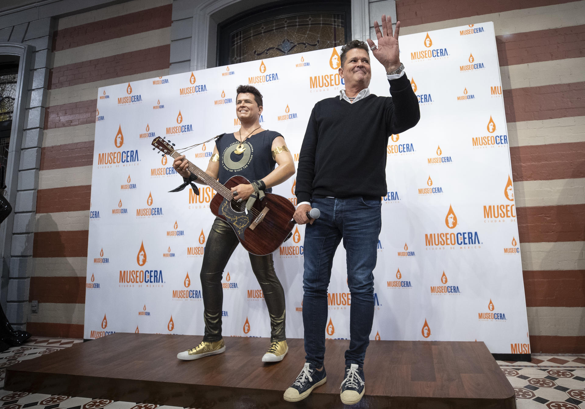 El cantautor colombiano Carlos Vives posa junto a su figura de cera este jueves, en el Museo de Cera de México (México). EFE/ Isaac Esquivel
