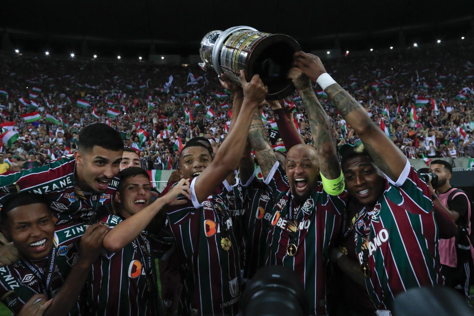 Fluminense, ganador en noviembre pasado de la Copa Libertadores 2023, destaca entre los cinco equipos brasileños que esta semana comienzan la lucha en cuartos de final de la edición 65 del torneo, al tiempo que la Copa Sudamericana, ya sin Liga de Quito, el campeón del año pasado, comienza la lucha de 8 equipos por cupos en las semifinales.  EFE/ Andre Coelho