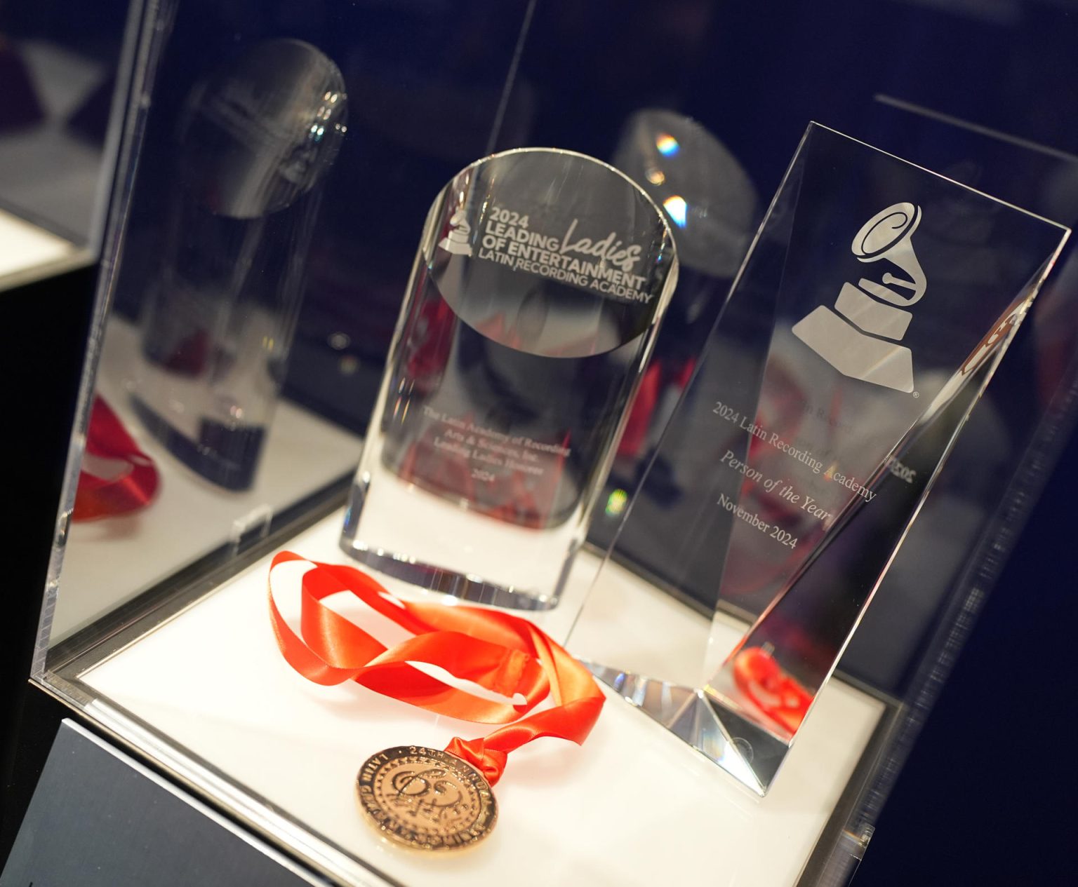 Fotografía cedida por The Paley Center for Media de varios galardones de los Grammy Latinos en la exposición 'Los Latin Grammys: 25 años de excelencia musical', que abrió sus puertas al público este viernes en la sede de este museo en Nueva York (EEUU). EFE/The Paley Center for Media /SOLO USO EDITORIAL /NO VENTAS /SOLO DISPONIBLE PARA ILUSTRAR LA NOTICIA QUE ACOMPAÑA /CRÉDITO OBLIGATORIO