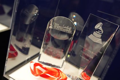 Fotografía cedida por The Paley Center for Media de varios galardones de los Grammy Latinos en la exposición 'Los Latin Grammys: 25 años de excelencia musical', que abrió sus puertas al público este viernes en la sede de este museo en Nueva York (EEUU). EFE/The Paley Center for Media /SOLO USO EDITORIAL /NO VENTAS /SOLO DISPONIBLE PARA ILUSTRAR LA NOTICIA QUE ACOMPAÑA /CRÉDITO OBLIGATORIO