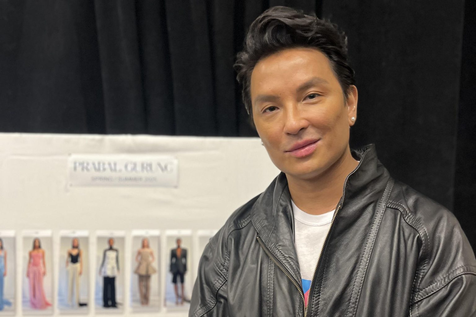 El diseñador nepalí-estadounidense Prabal Gurung posa previo a un desfile este sábado en New York (Estados Unidos). EFE/ Nora Quintanilla