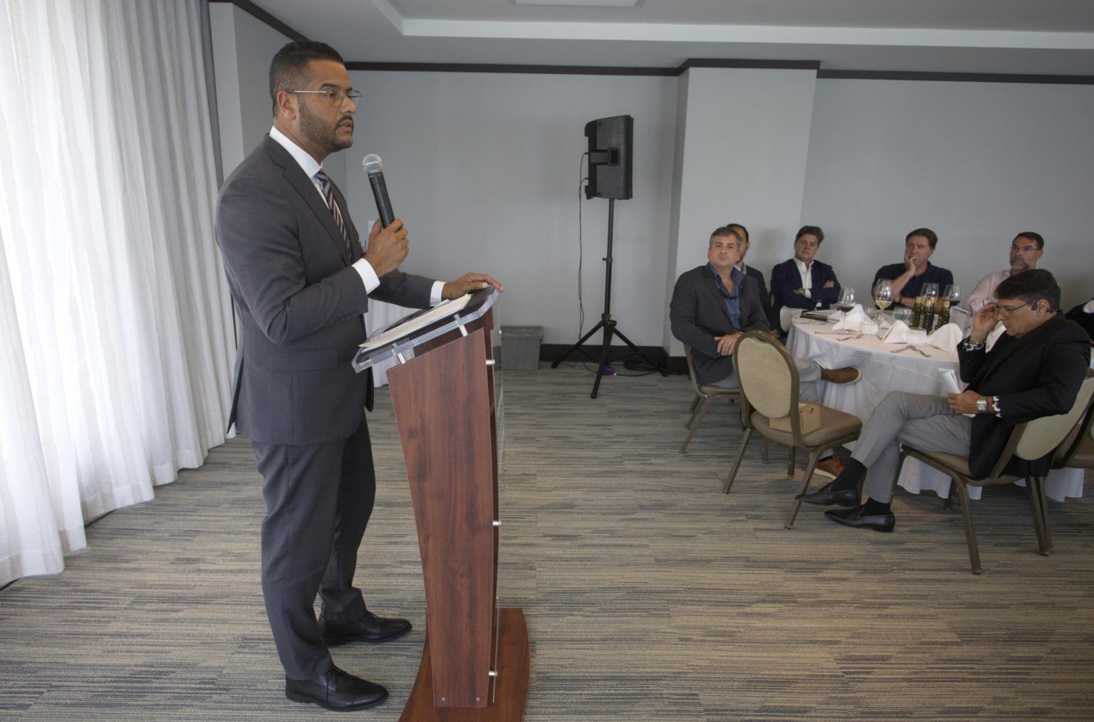 El candidato a la gobernación de Puerto Rico por el Partido Popular Democrático (PPD), Jesús Manuel Ortiz, habla durante un almuerzo empresarial organizado este, lunes por la Cámara de Comercio de España en Puerto Rico, en San Juan (Puerto Rico). EFE/ Thais Llorca