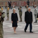 El presidente de México, Andrés Manuel López Obrador (2-d) y la mandataria electa Claudia Sheinbaum (2-i) participan en una ceremonia en honor a las víctimas de los sismos de 1985 y 2017 este jueves, realizada en la Plaza de la Constitución de la Ciudad de México (México). EFE/ José Méndez