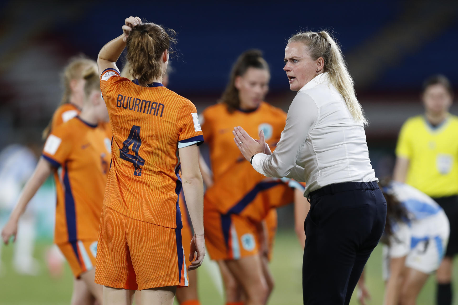 La seleccionadora femenina sub-20 de Países Bajos, Ross Kwakkenbos, y sus pupilas creen que pueden dar la sorpresa este jueves en Medellín con la clasificación a cuartos de final del Mundial.EFE/ Ernesto Guzmán Jr.
