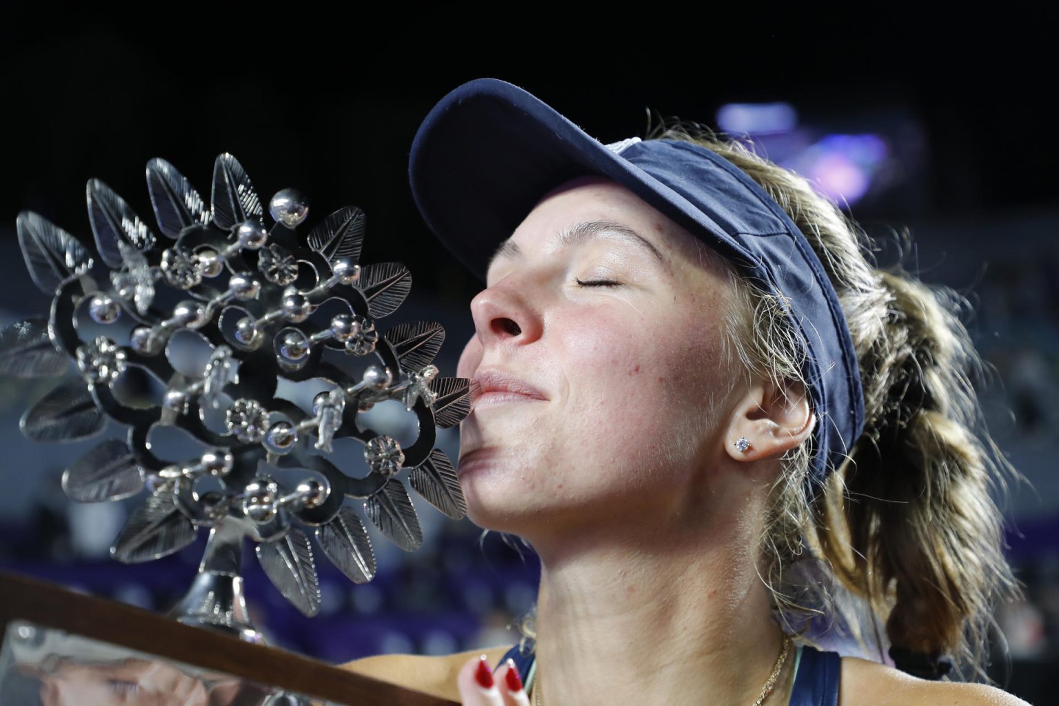 Magdalena Frech de Polonia posa con su trofeo durante la ceremonia de premiación de la final del torneo Guadalajara. EFE/ Francisco Guasco