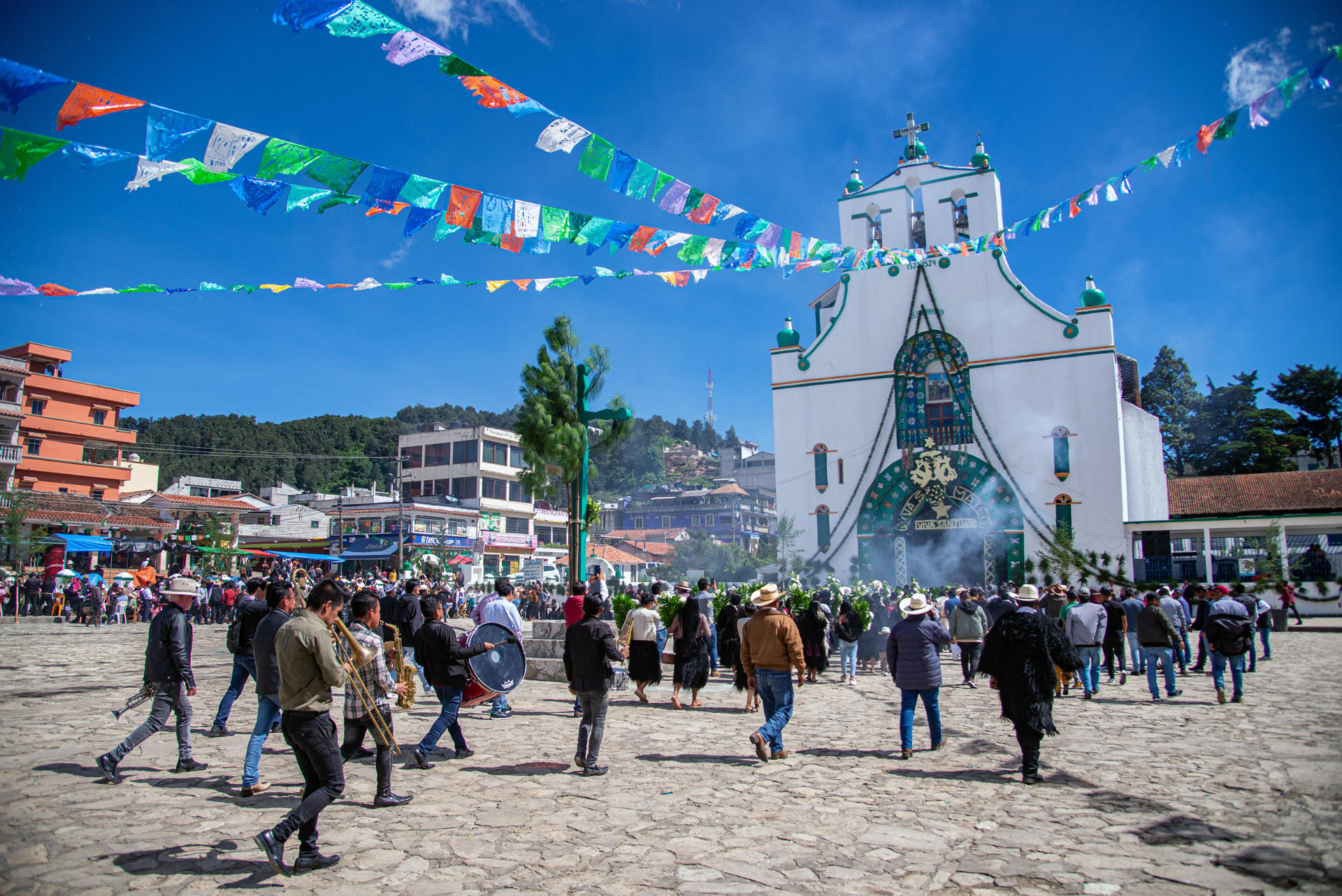 Indígenas participan en una peregrinación a San Mateo este martes, en el municipio de San Juan Chamula (México). EFE/ Carlos López
