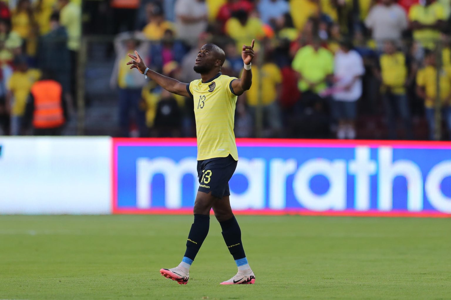 Enner Valencia de Ecuador celebra su gol este martes, en un partido de las eliminatorias sudamericanas para el Mundial de 2026. EFE/ José Jácome