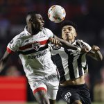 Robert Arboleda (i) de Sao Paulo disputa un balón con Igor Jesus de Botafogo en el partido de vuelta de cuartos de final de la Copa Libertadores. EFE/ Isaac Fontana