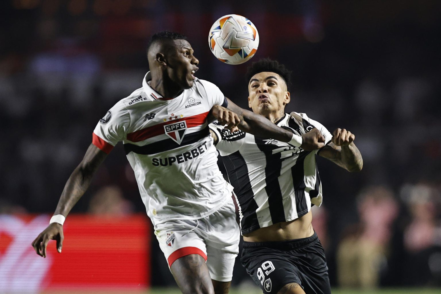 Robert Arboleda (i) de Sao Paulo disputa un balón con Igor Jesus de Botafogo en el partido de vuelta de cuartos de final de la Copa Libertadores. EFE/ Isaac Fontana