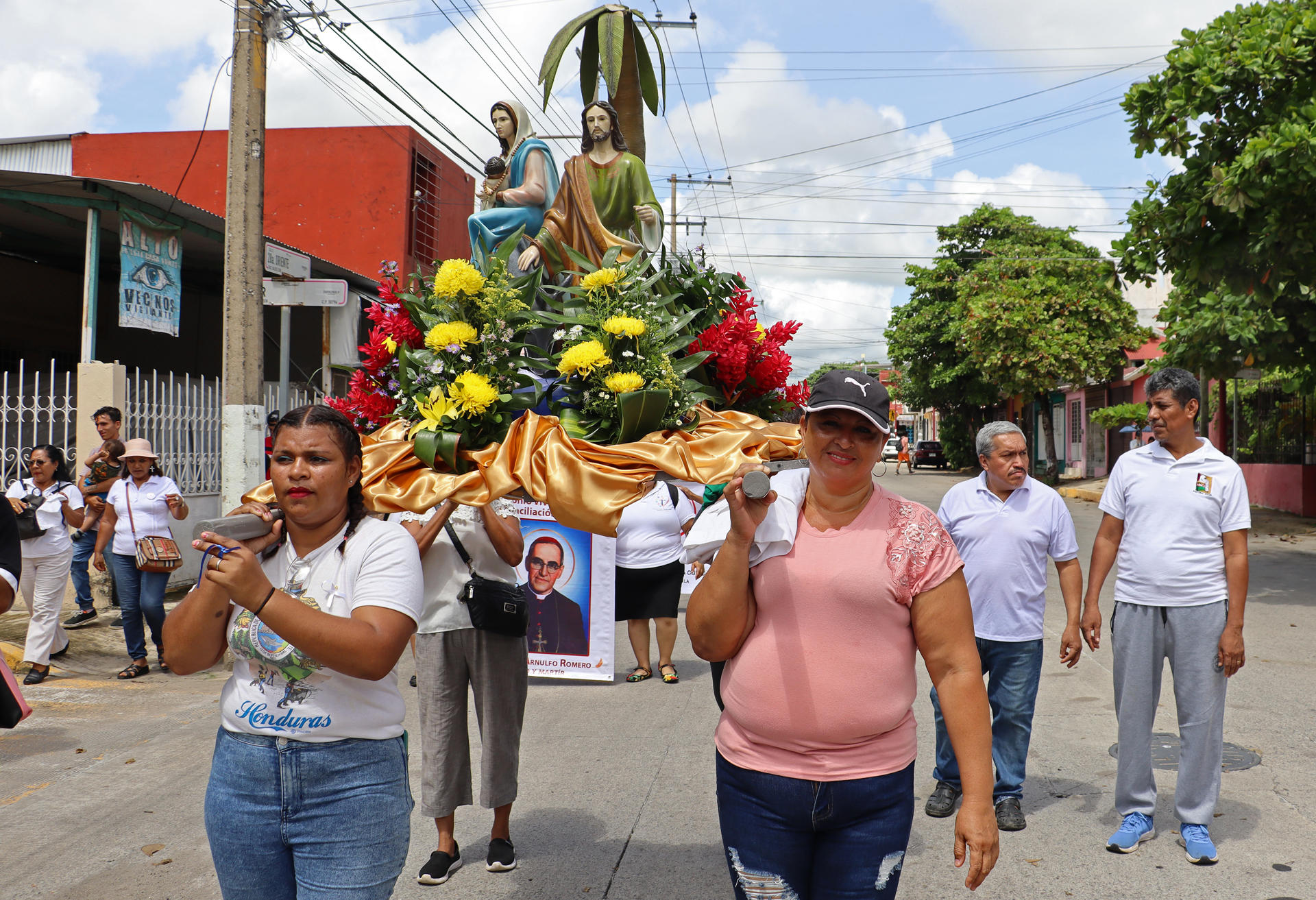 Creyentes participan en una ceremonia religiosa este domingo, en la ciudad de Tapachula, en el estado de Chiapas (México). EFE/Juan Manuel Blanco
