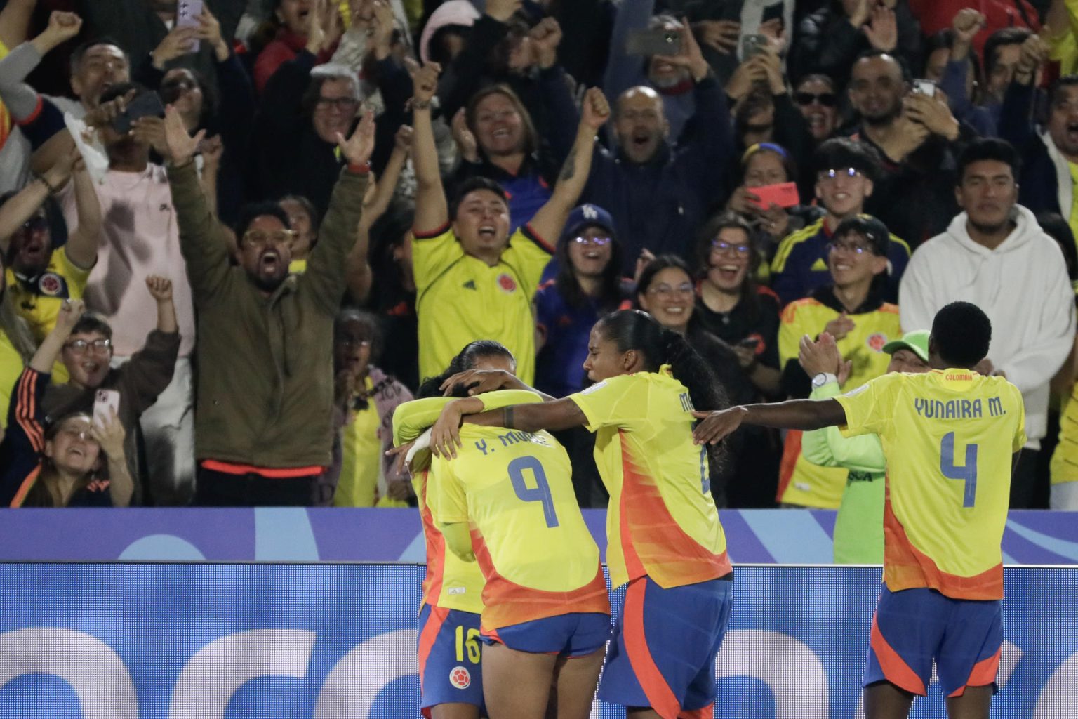 Las jugadoras de la selección sub-20 de Colombia celebraron este martes en Bogotá su clasificación a los octavos de final del Mundial de la categoría. EFE/ Carlos Ortega